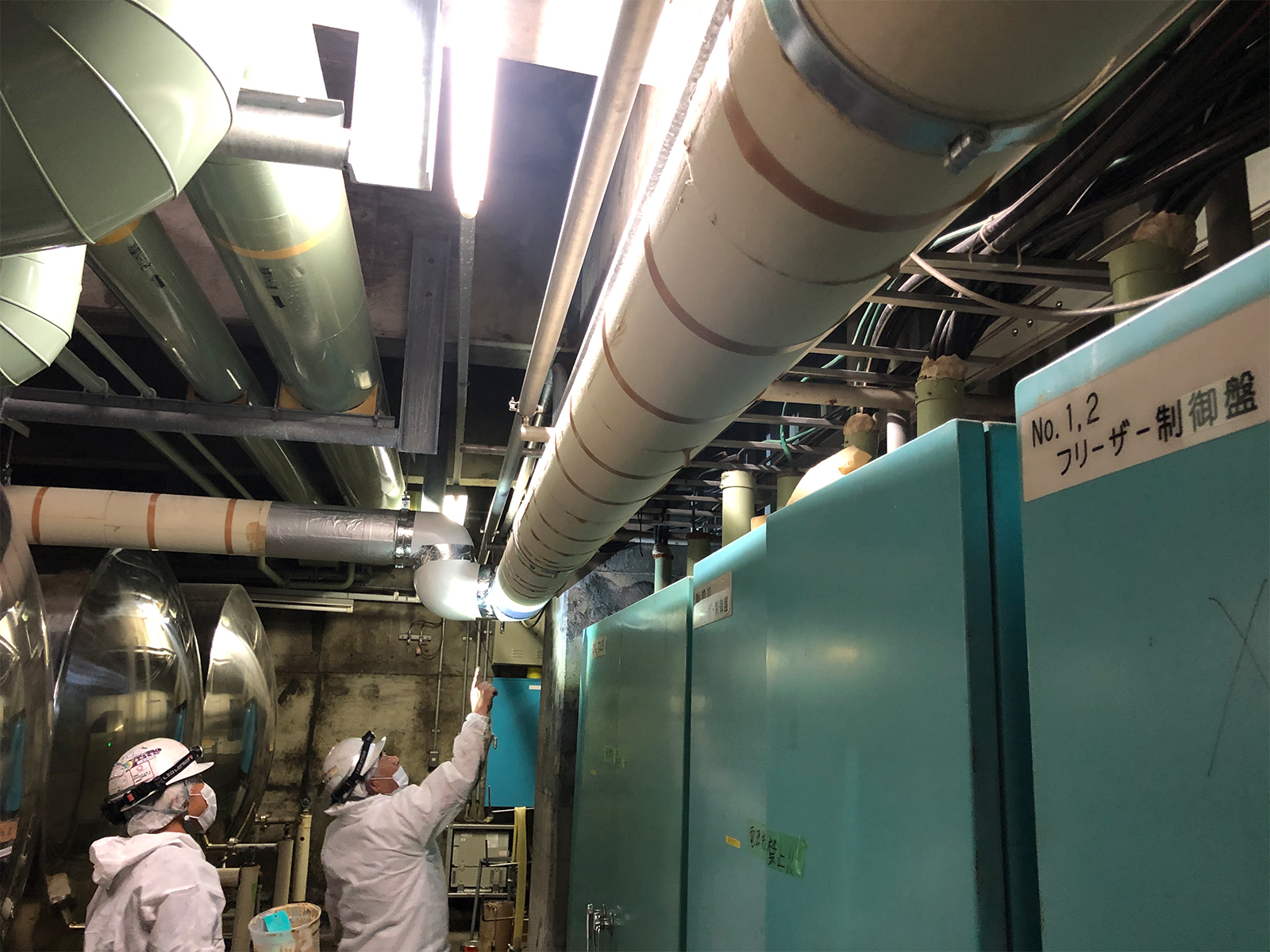 液体窒素配管用保温板金工事の施工事例